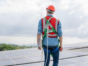 Prevención de caídas: cómo las líneas de vida salvan vidas y reducen accidentes laborales